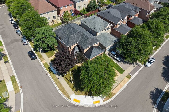 Property Photo: 51 Pebblestone Circle ON L6X 4N2