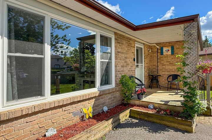 Property Photo: 158 Blossom Court ON L9L 1G5