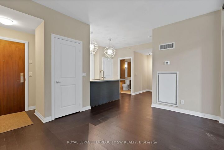Property Photo:  8 Mercer Street 1307  ON M5V 0C4 
