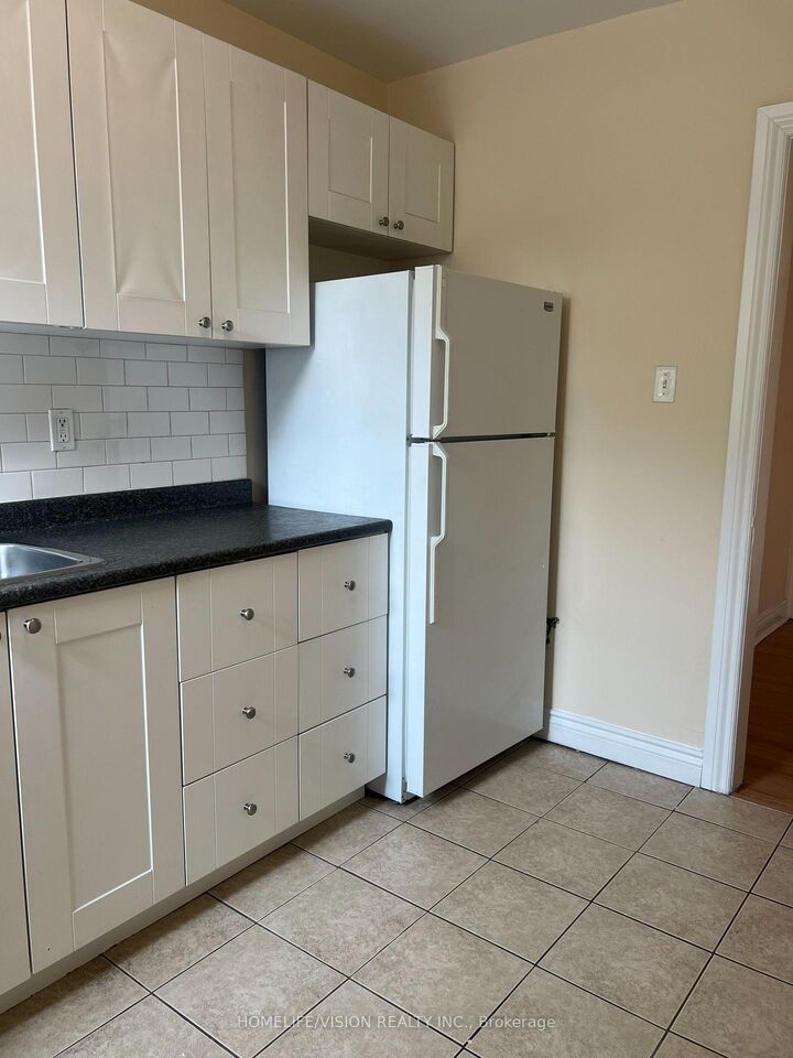Property Photo:  788 Eglinton Avenue E 1  ON M4G 2L1 