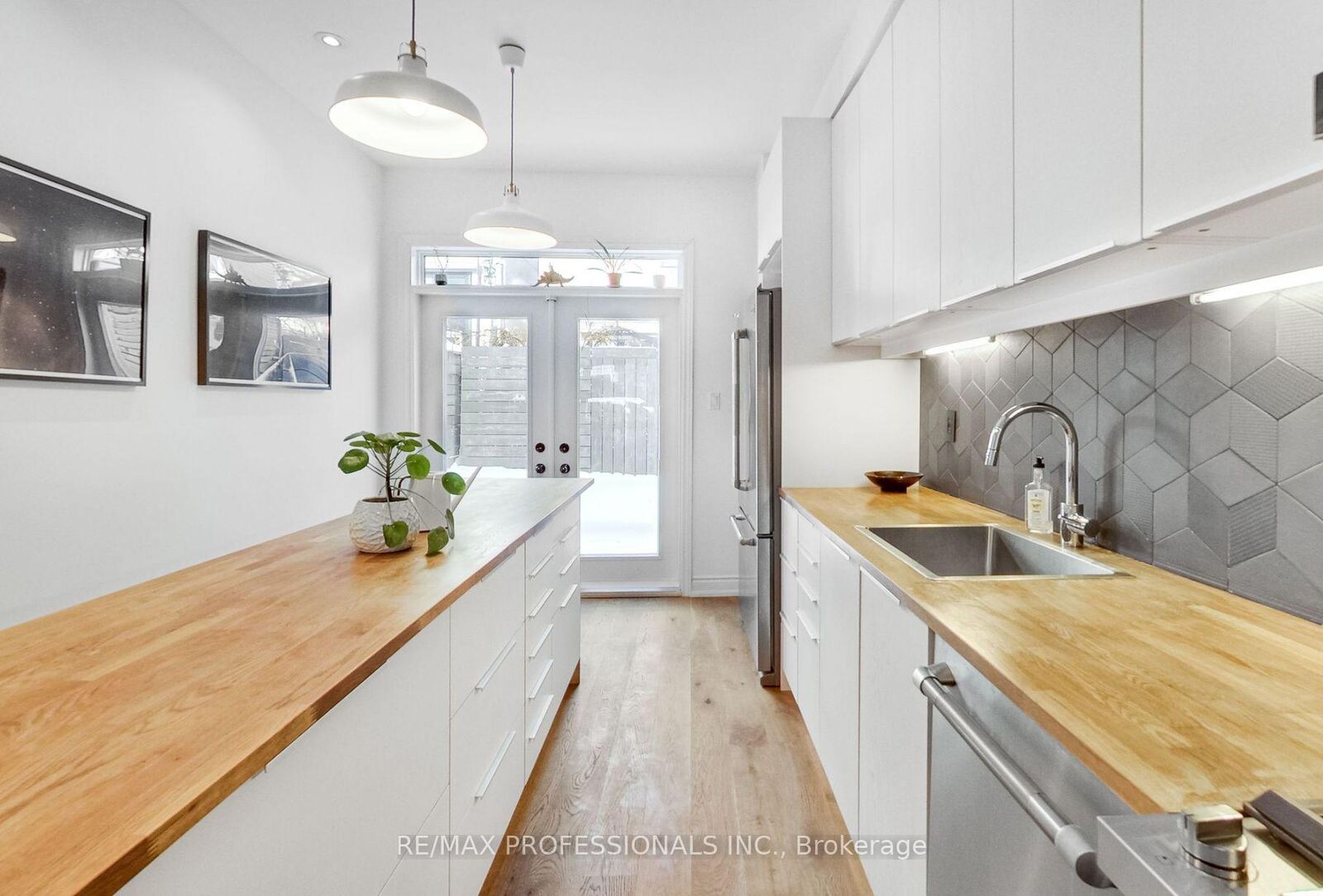 Property Photo:  141 Claremont Street E Main &Amp Lower  ON M6J 2M7 