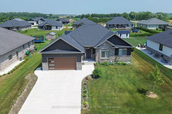 11 McTavish Crescent N — photo 1