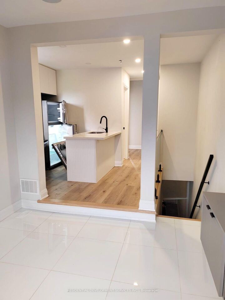 Property Photo:  275 Euclid Avenue 2nd Floor  ON M6J 2K1 