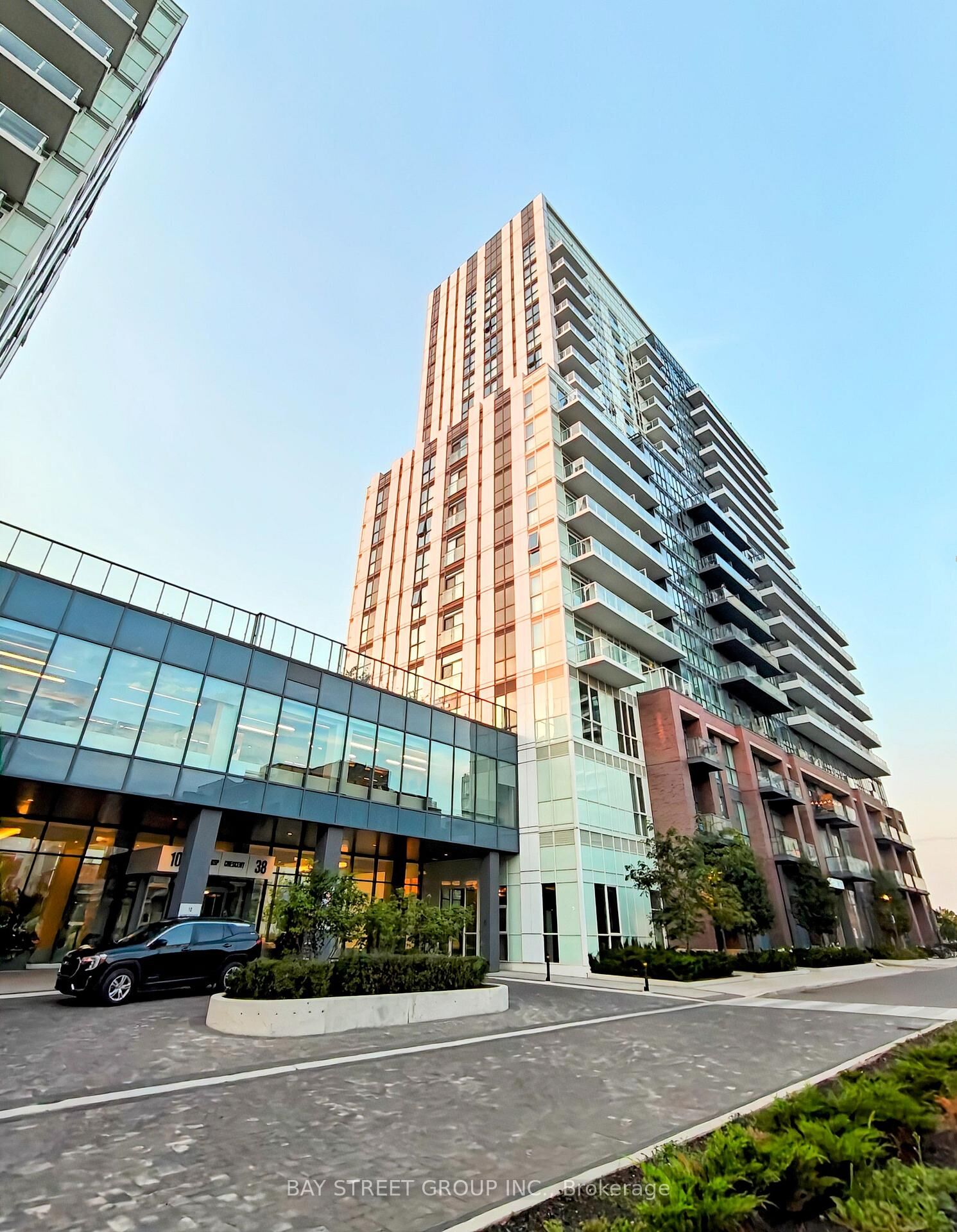 Property Photo:  38 Honeycrisp Crescent 1708  ON L4K 0M8 
