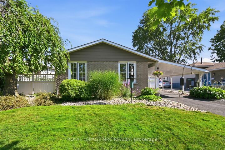 Property Photo:  182 Leaside Drive  ON L3C 6H1 