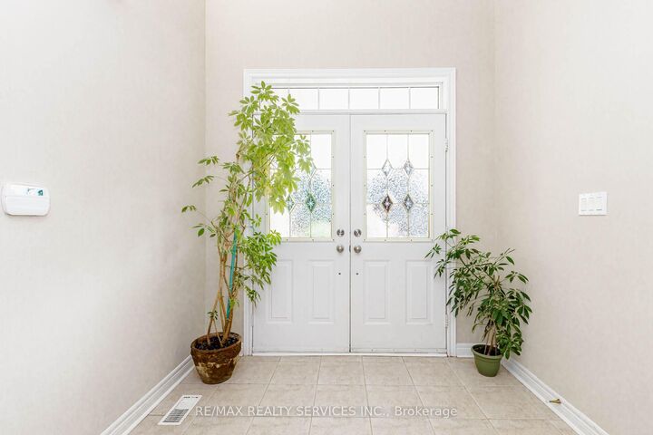 128 Valleywood Boulevard — photo 1