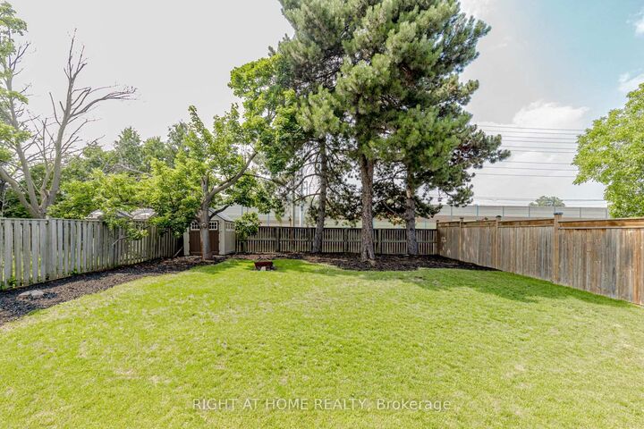 Property Photo: 1073 Mesa Crescent ON L5R 3E7