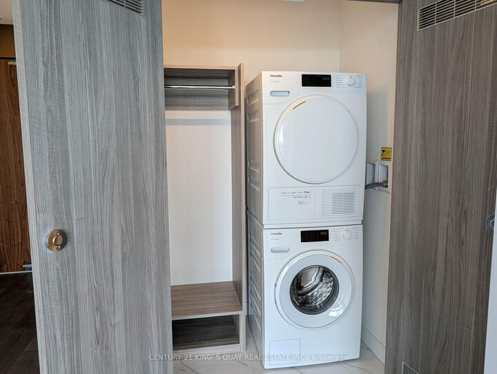 Property Photo:  68 Esther Shiner Boulevard 1809  ON M2K 0J6 
