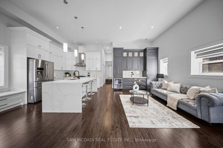 Property Photo: 30 Maple Avenue N ON L5H 2S1