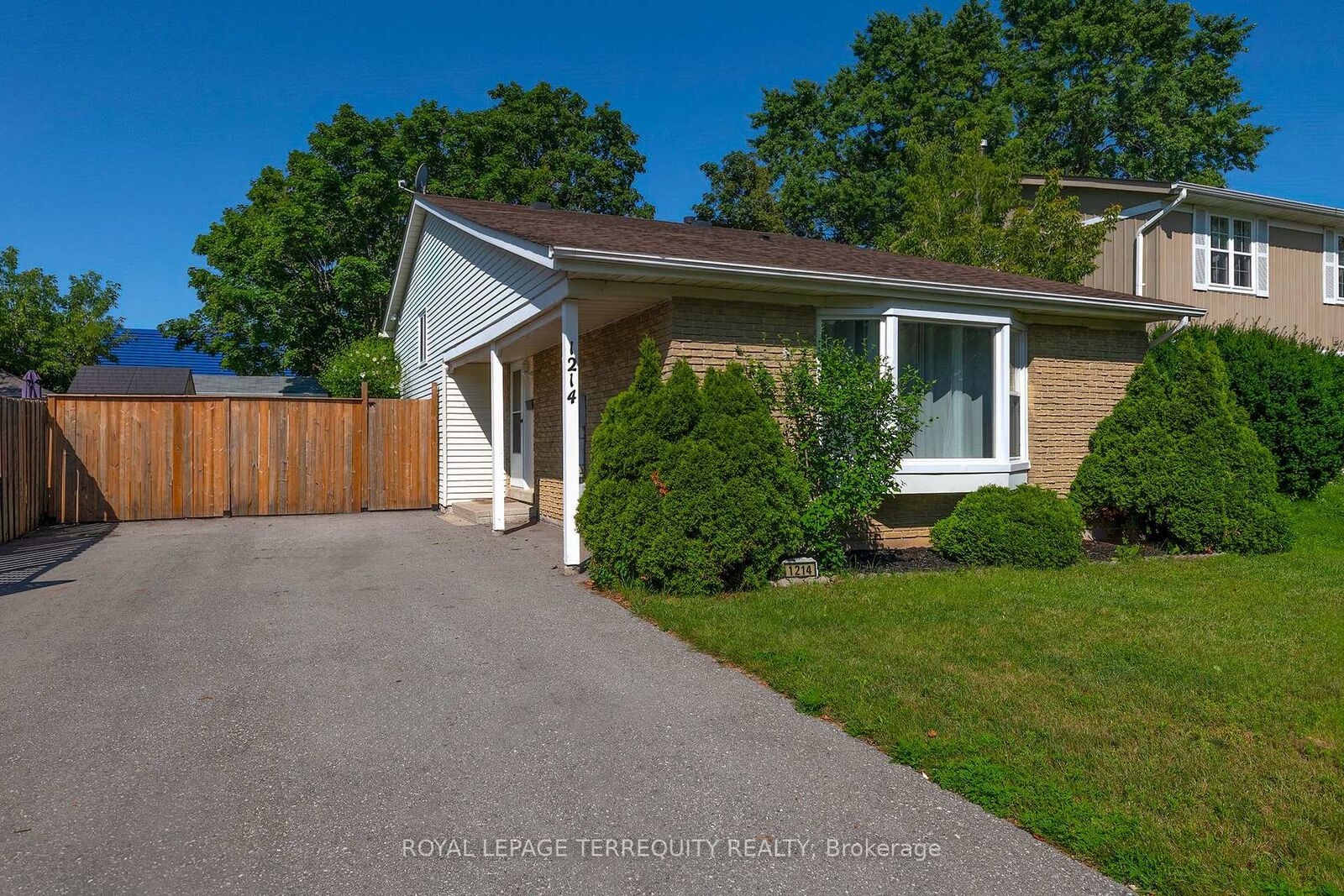 Property Photo: 1214 Trowbridge Drive ON L1G 7H2