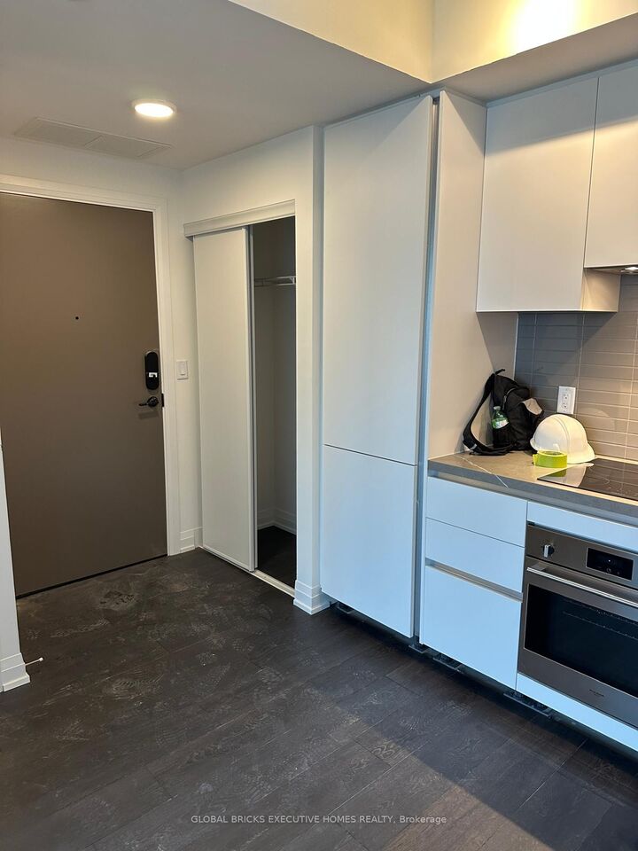 Property Photo:  4015 The Exchange N/A 1706  ON L5B 0N9 