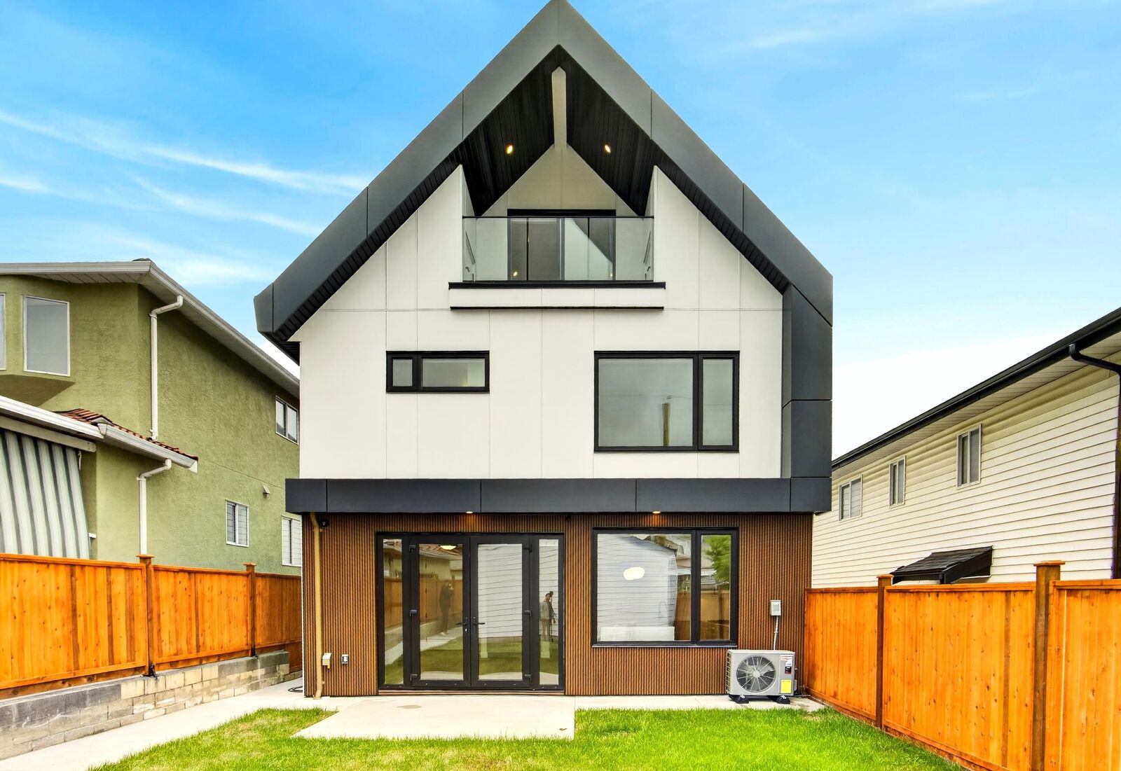 Property Photo: 2741 E 7th Avenue 2 BC V5M 1T8