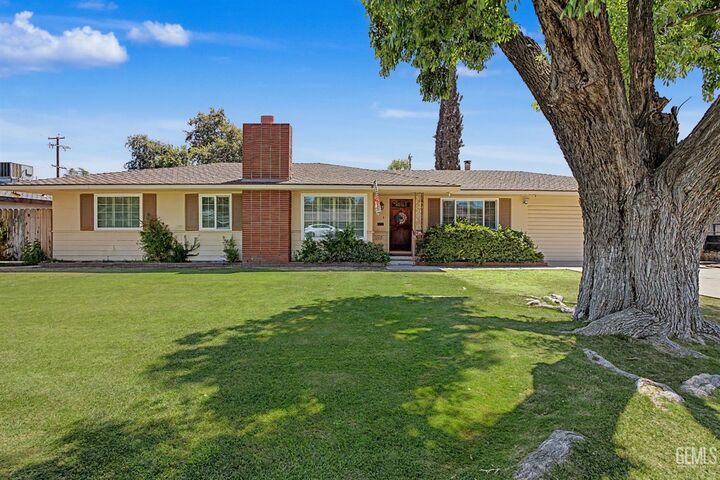 Property Photo: 2412 Pine Street CA 93301