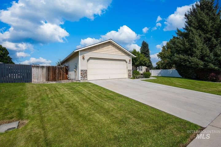 Property Photo:  1507 S Willow Creek  ID 83686 
