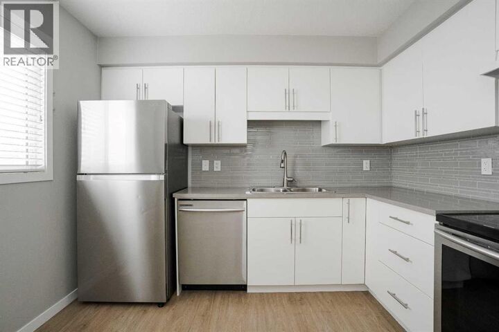 Property Photo:  711 Beacon Hill Drive  AB T9H 3R5 