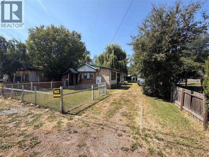 Property Photo:  2076 Heighway Crescent  BC V0E 2G0 
