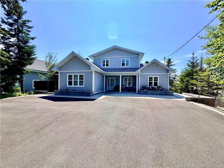 1635 Queen Elizabeth Drive — photo 1