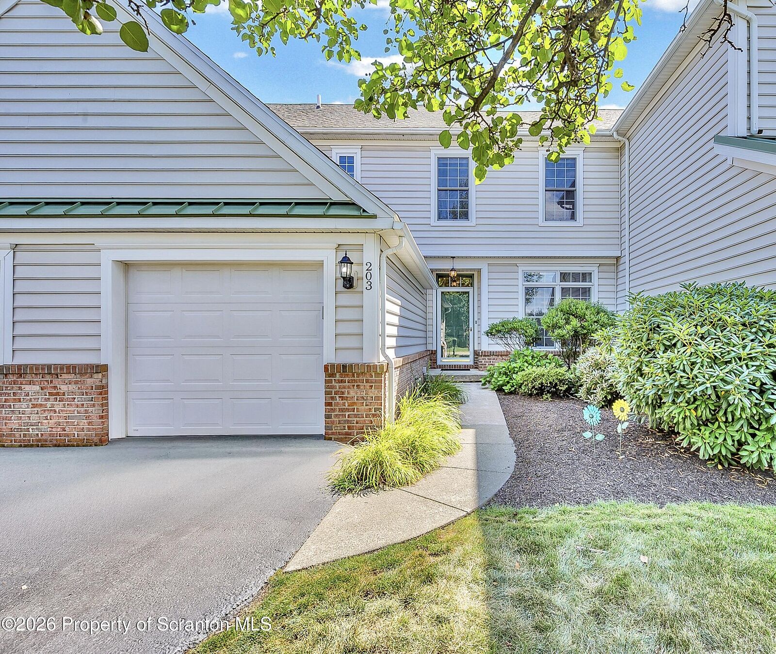 Property Photo:  203 Thackeray Close  PA 18507 