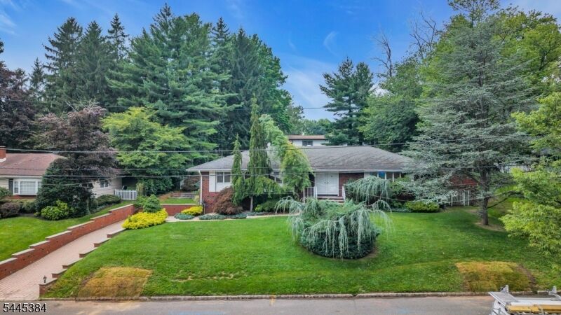 Property Photo:  7 Oak Rdg  NJ 07081 