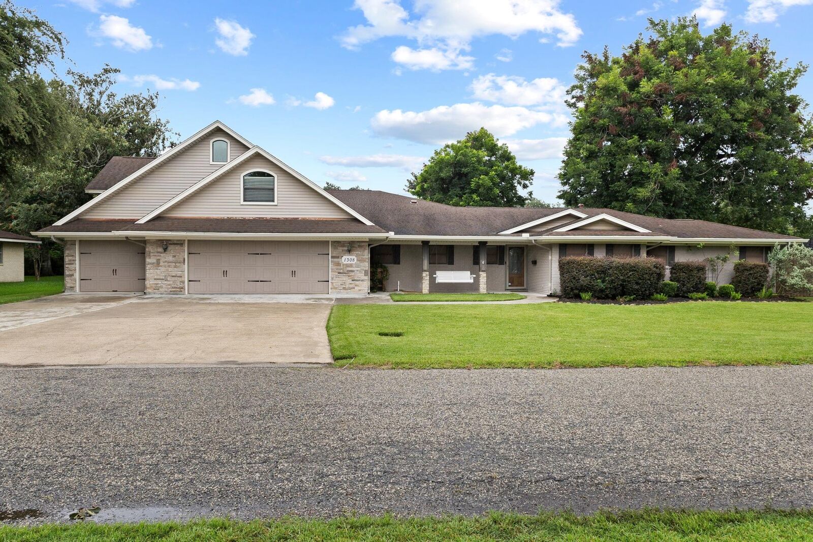 Property Photo: 1308 Boyd Avenue TX 77651