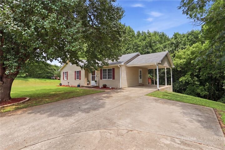 Property Photo:  106 N Arlington Avenue   28642 