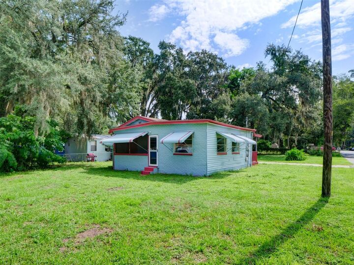 Property Photo:  813 NW 5th Street  FL 33597 