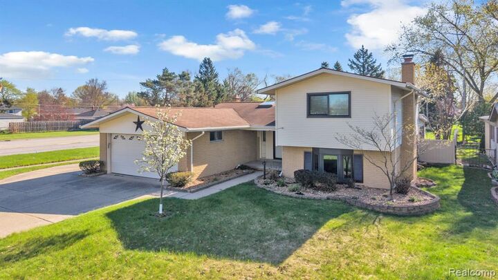 Property Photo: 9498 Bassett Street MI 48150 3311