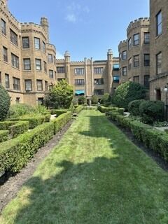 Property Photo: 2432 W Greenleaf Avenue 2 IL 60645