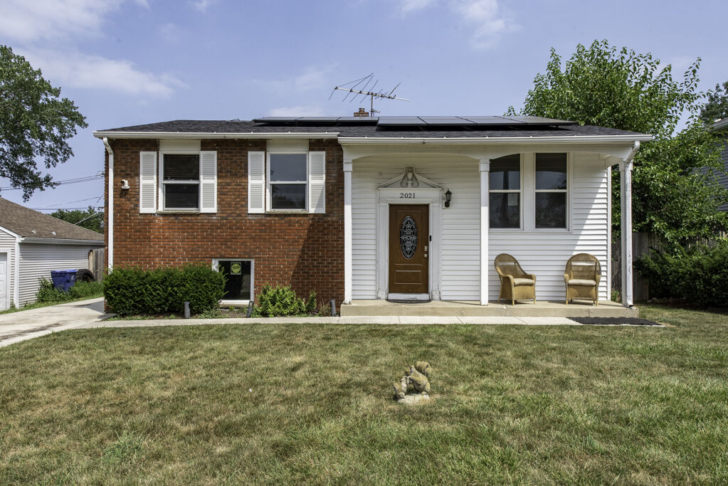 Property Photo:  2021 Honore Avenue  IL 60064 