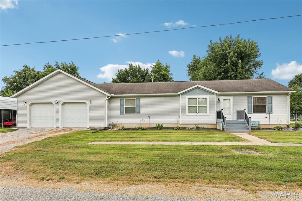 Property Photo:  510 W Douglas Street  IL 62074 
