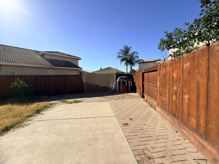 Property Photo:  1859 Oakley Court  CA 95206 