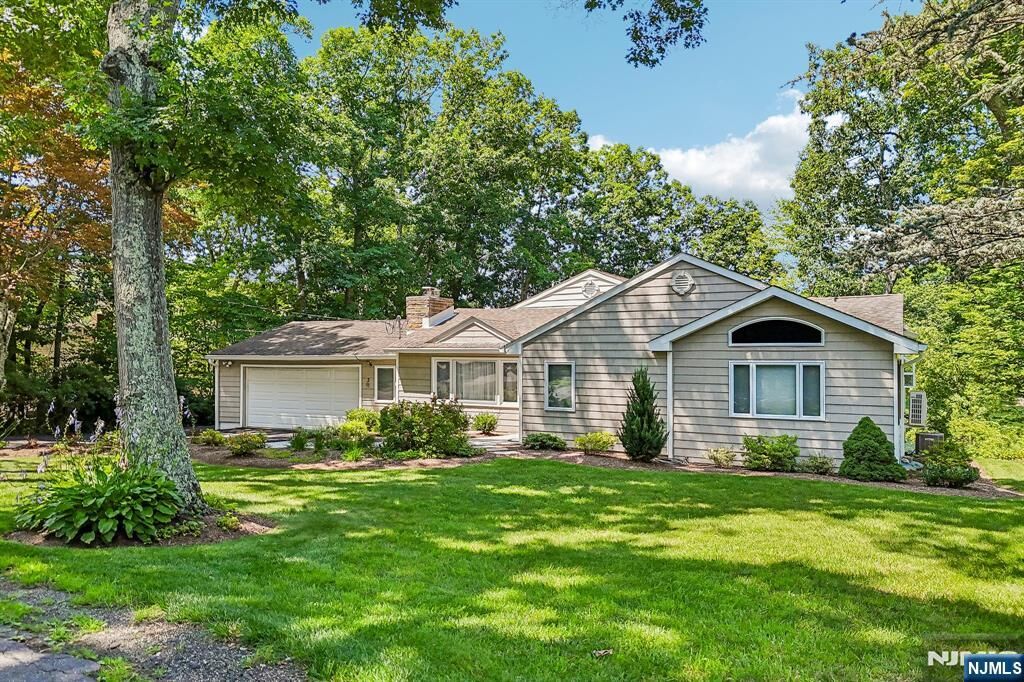 Property Photo:  3 Beech Court  NJ 07460 