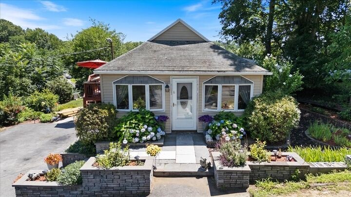 Property Photo: 6 Exeter Pl MA 01821