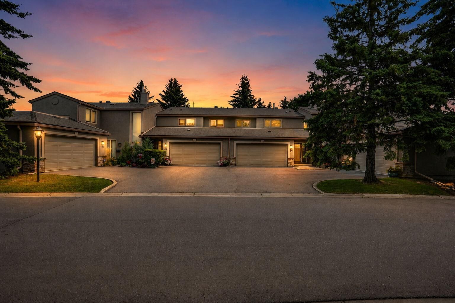 Property Photo: 1815 Varsity Estates Drive NW 24 AB T3B 3Y7