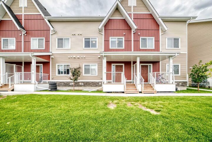 32 Red Embers Parade NE 716 — photo 1