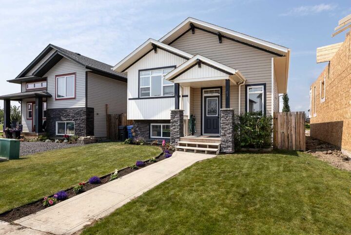 Property Photo: 19 Hanson Green AB T0M 1R0