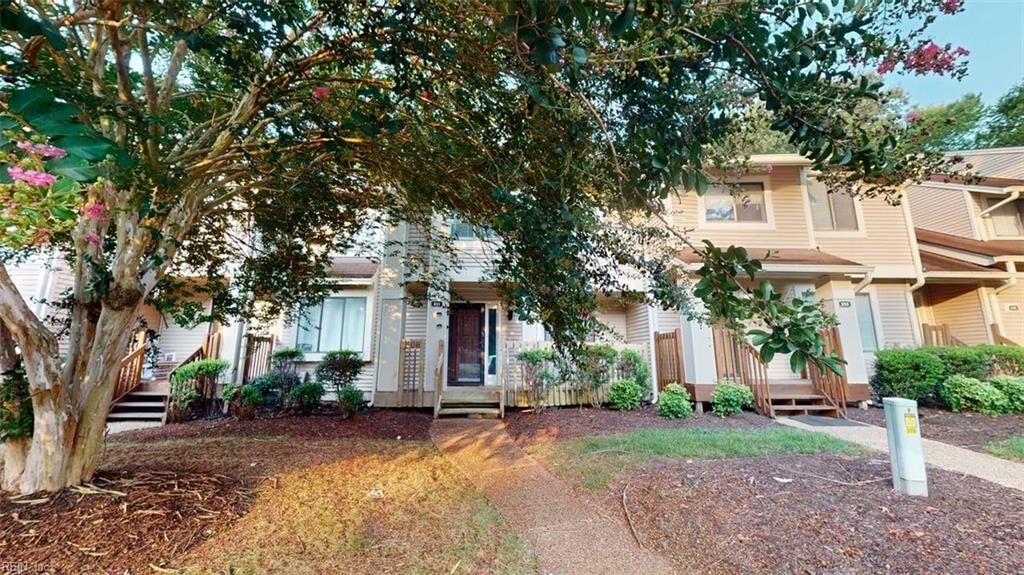Property Photo: 211 Bridgewater Dr VA 23603