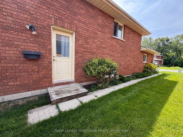 Property Photo:  28 Oak Ridge Boulevard  ON K8N 5W1 