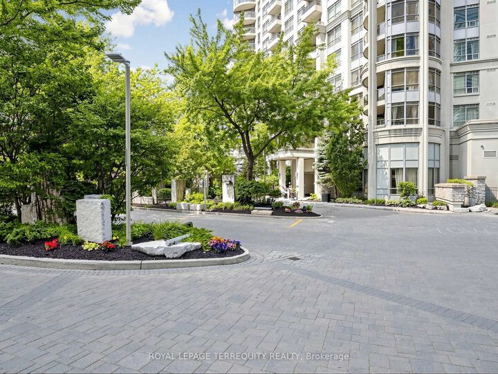 Property Photo:  310 Burnhamthorpe Road W 2810  ON L5B 4P9 