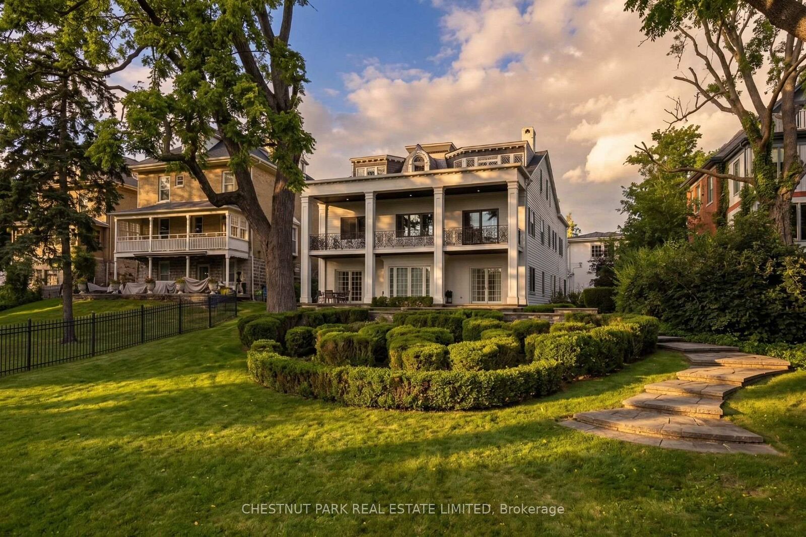 Property Photo:  113 William Street  ON N5A 4X9 