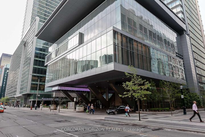 Property Photo: 183 Wellington Street W 3303 ON M5V 0A1