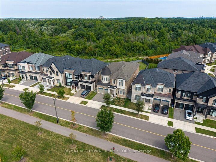 Property Photo: 2359 Saw Whet Boulevard ON L6M 5M8