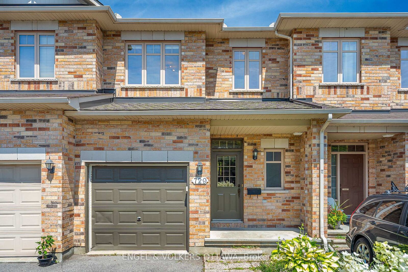 Property Photo:  729 Nakina Way  ON K1V 2H9 