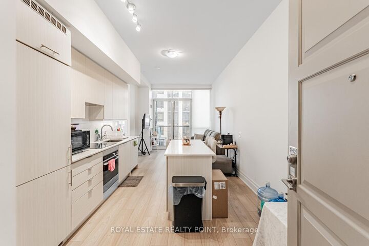 Property Photo: 36 Elm Drive W Ph-02 ON L5B 0N3
