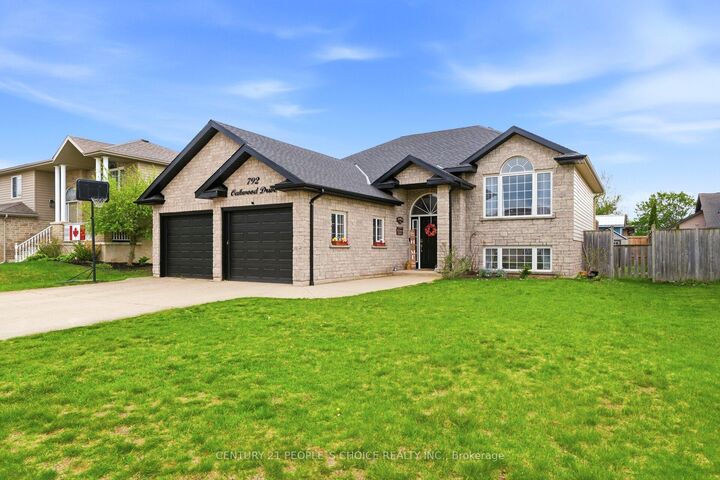 Property Photo: 792 Oakwood Drive ON N0H 2C4