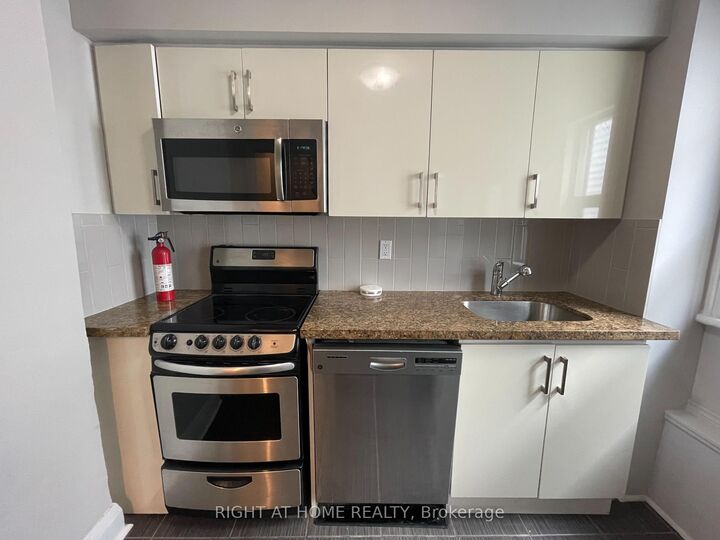 Property Photo:  71 Cecil Street 2  ON M5T 1N5 