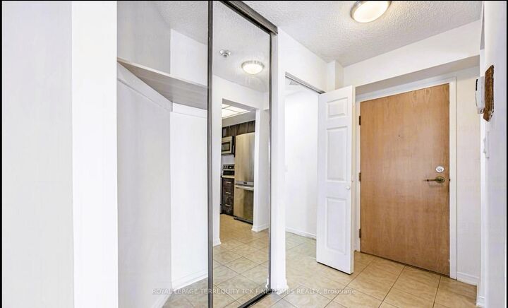 Property Photo:  5 Concorde Place 1810  ON M3C 3M8 