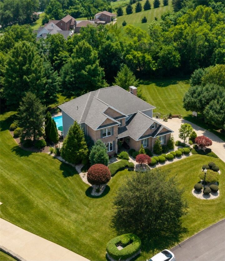 Property Photo:  32 Hawthorne Ln  PA 15642 