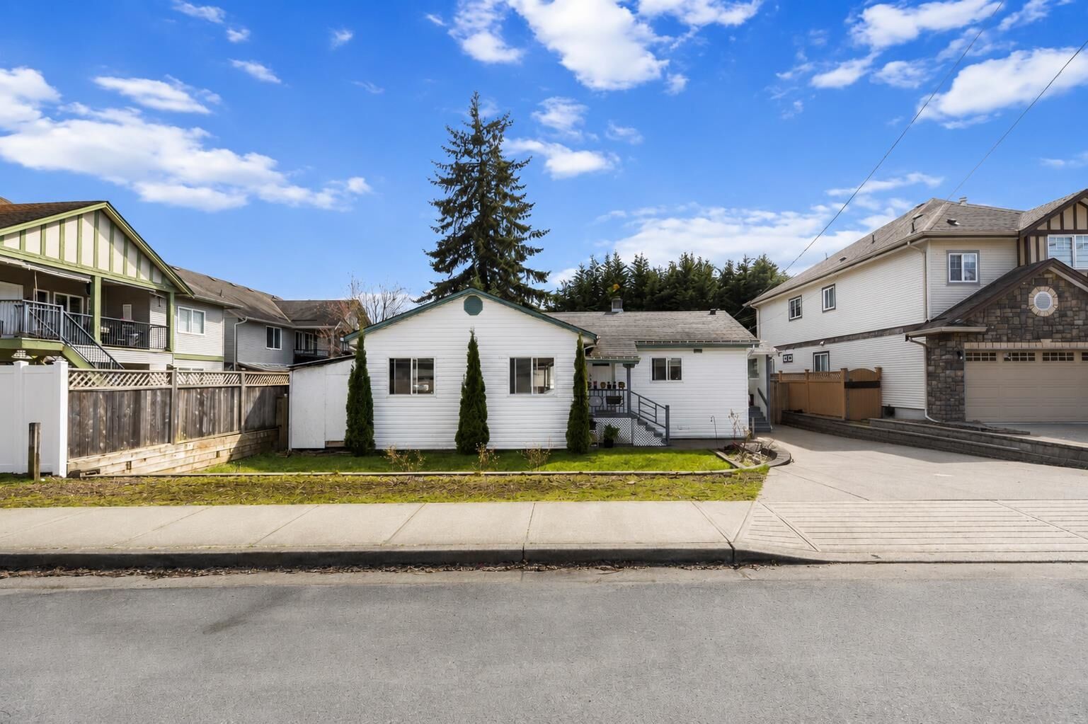 Property Photo:  32622 Egglestone Avenue  BC V4S 1A2 