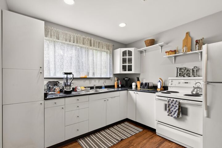 Property Photo: 33598 8 Avenue BC V2V 2H7